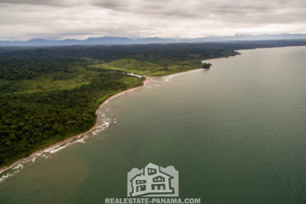 Frente al mar Caribe en Costa Abajo de Colón
