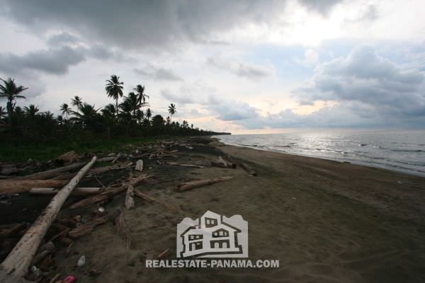 Lote frente a la playa caribeña con seguro de título