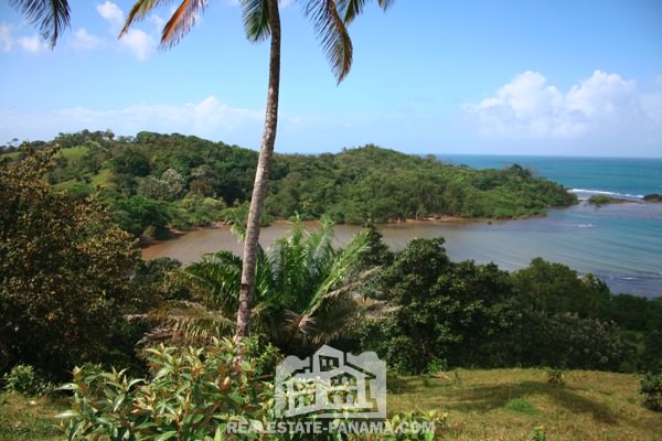 Finca ganadera caribeña con frente a la playa